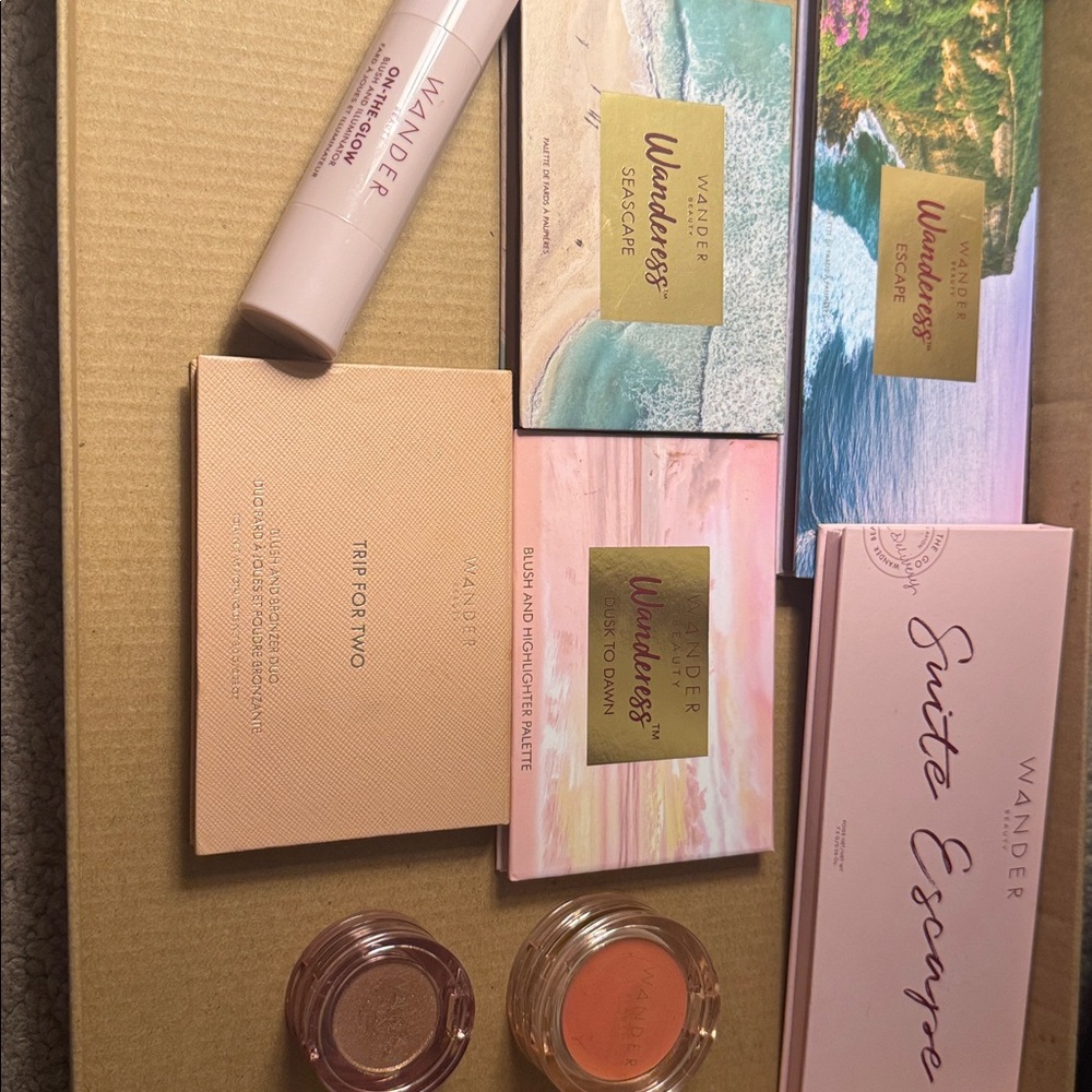 Wander Beauty On-the-Go, Double date, palettes.
Bundle of 8